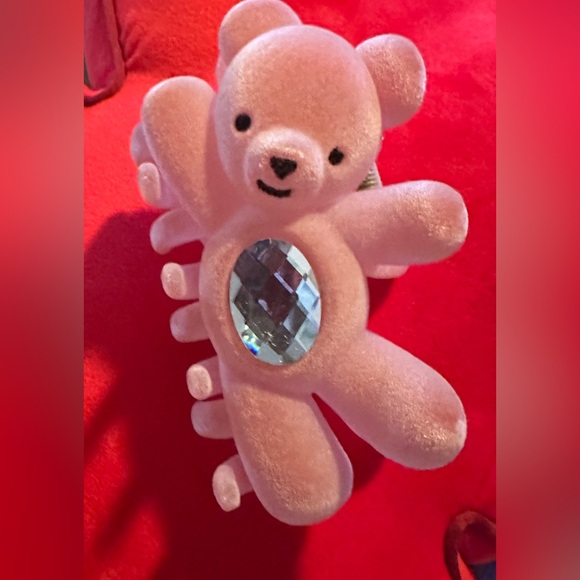 🆕 **FREE WITH BUNDLE PURCHASE!!Bear claw hair clip!!’ - Picture 1 of 6